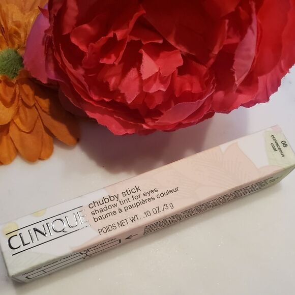 Clinique Chubby Stick Cream Eyeshadow in Curvaceous Coal (Matte Gray) - Picture 12 of 15